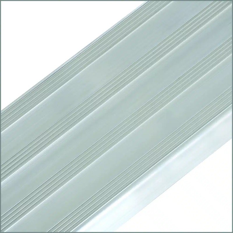 Escalera robusta de aluminio con estructura soldada profesionales de uso intensivo.