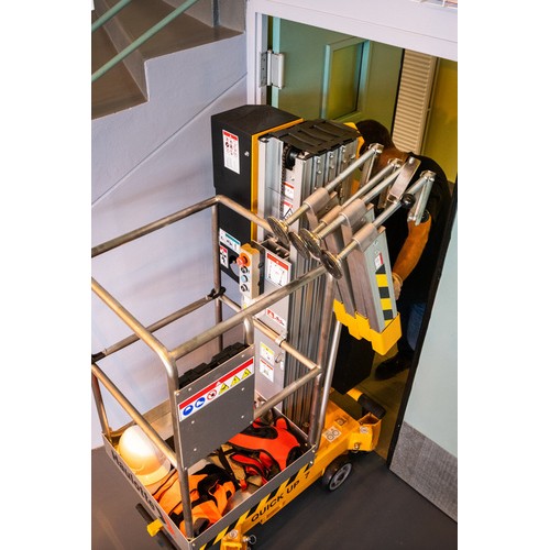 Plataforma elevadora de empuje  manual y elevación eléctrica