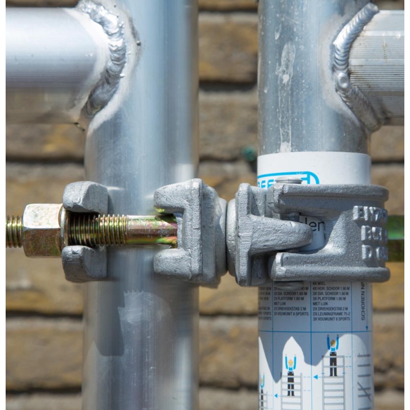 Abrazadera metálica doble GIRATORIA de 51 mm para andamios y torres de andamio.