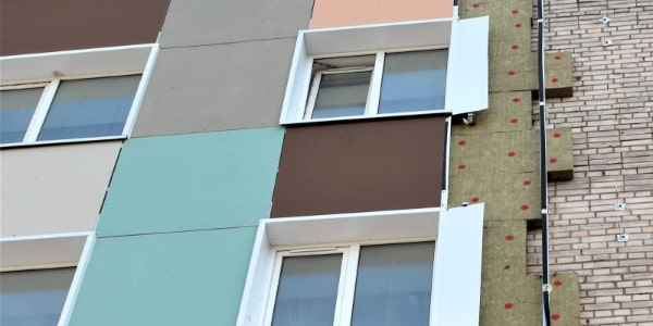 Andamios para fachadas SATE: la clave para una intervención segura y eficiente